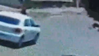 Tr&ecirc;s em moto e crian&ccedil;a sem capacete: v&iacute;deo mostra acidente grave no Aero Rancho