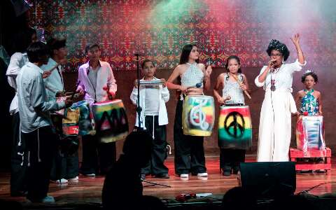 Show gratuito celebra cultura afro-brasileira com instrumentos reciclados