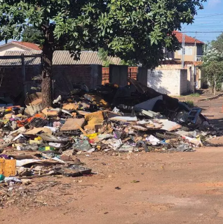 Sem destina&ccedil;&atilde;o correta, lixo espalhado na cidade &eacute; retrato do descuido coletivo