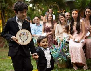 Av&oacute; faz sucesso ao costurar vestido da noiva e das mulheres da fam&iacute;lia