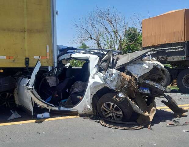 Mulher morre em acidente envolvendo quatro ve&iacute;culos na BR-163
