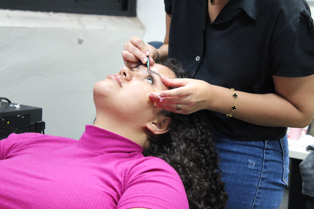 Capital promove capacita&ccedil;&atilde;o gratuita em manicure e t&eacute;cnicas de c&iacute;lios