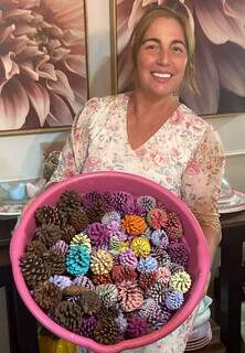 Pinhas colhidas na natureza viram decora&ccedil;&otilde;es nas m&atilde;os de Hermella