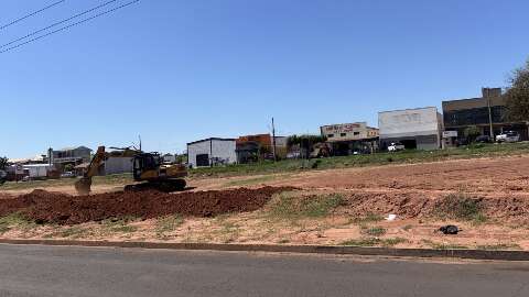 Valas s&atilde;o abertas na BR-262 para conter alagamentos em Ribas do Rio Pardo
