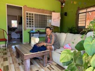 Vida entortou coluna de Rosalina, mas ela segue costurando h&aacute; 20 anos