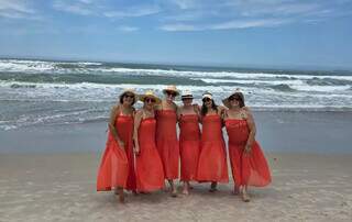 H&aacute; 40 anos, 11 amigas celebram vida juntas e n&atilde;o se largam nem com reza