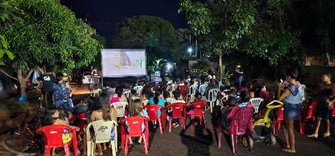 Coletivo vende pipoca doce para levar filmes a crian&ccedil;as da periferia
