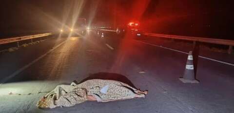 Mulher morre atropelada na rodovia e motorista foge sem prestar socorro