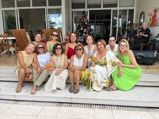 H&aacute; 40 anos, 11 amigas celebram vida juntas e n&atilde;o se largam nem com reza
