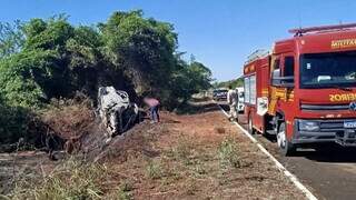 Motorista morre carbonizado ap&oacute;s carro capotar e pegar fogo
