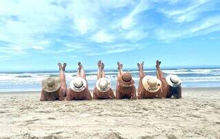 H&aacute; 40 anos, 11 amigas celebram vida juntas e n&atilde;o se largam nem com reza