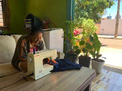 Vida entortou coluna de Rosalina, mas ela segue costurando h&aacute; 20 anos