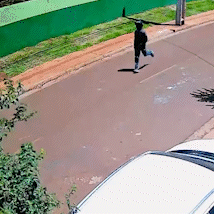 Dupla atira em homem na rua, abandona moto sem gasolina e foge a p&eacute;