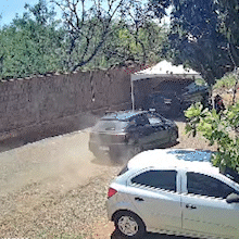 Tiros e confus&atilde;o marcam persegui&ccedil;&atilde;o ap&oacute;s bandidos abandonarem carro no Noroeste