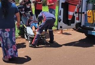 Dupla atira em homem na rua, abandona moto sem gasolina e foge a pé Dupla atira em homem na rua, abandona moto sem gasolina e foge a pé