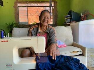 Vida entortou coluna de Rosalina, mas ela segue costurando h&aacute; 20 anos
