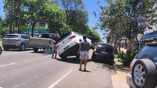 Carro fica suspenso sobre outro após colisão na Avenida Afonso Pena Carro fica suspenso sobre outro após colisão na Avenida Afonso Pena