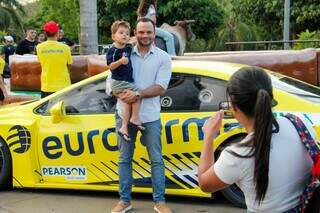 Parque das Na&ccedil;&otilde;es vira &quot;aut&oacute;dromo&quot; em evento que abre etapa da Stock Car