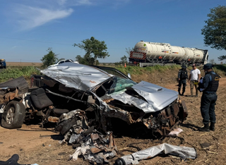 Acidente mata motorista de caminhonete destru&iacute;da por impacto com carreta