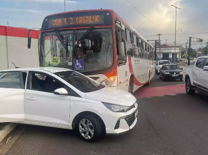&Ocirc;nibus arrasta carro em rotat&oacute;ria da J&uacute;lio de Castilhos e complica tr&acirc;nsito