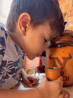 Sul-mato-grossense raiz, beb&ecirc; de um ano chora para tomar terer&eacute;