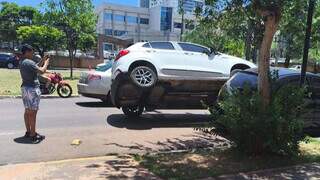 Carro fica suspenso sobre outro ap&oacute;s colis&atilde;o na Avenida Afonso Pena