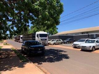 Delegacia ocupa rua com estacionamento a c&eacute;u aberto de carretas do tr&aacute;fico