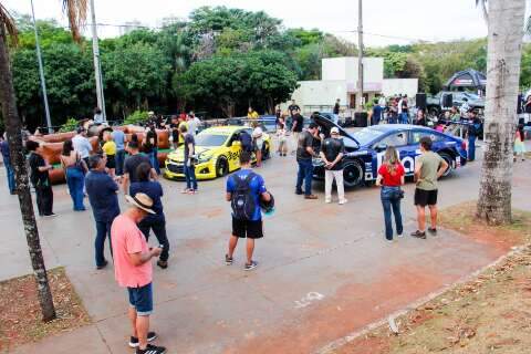 Parque das Na&ccedil;&otilde;es vira &quot;aut&oacute;dromo&quot; em evento que marca volta da Stock Car