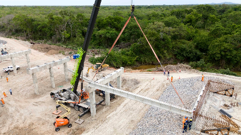 Instala&ccedil;&atilde;o de vigas marca avan&ccedil;o na constru&ccedil;&atilde;o de viaduto da Bioce&acirc;nica