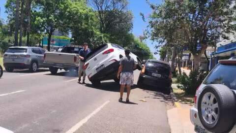 Carro fica suspenso sobre outro ap&oacute;s batida na Avenida Afonso Pena