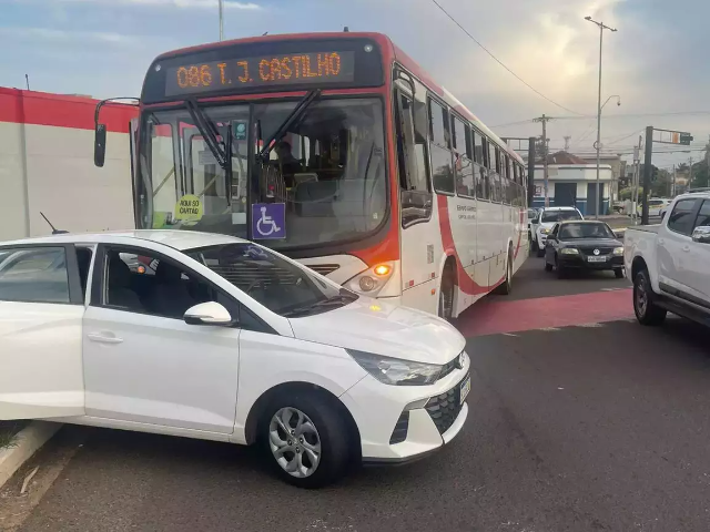 &Ocirc;nibus arrasta HB20 em rotat&oacute;ria da Orla Morena e complica tr&acirc;nsito