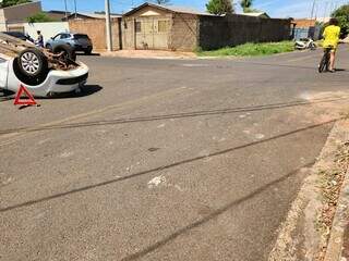 Carro capota ap&oacute;s batida em cruzamento com sinaliza&ccedil;&atilde;o apagada