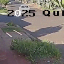 Carro capota ap&oacute;s batida em cruzamento com sinaliza&ccedil;&atilde;o apagada no Vida Nova