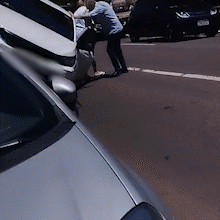Carro fica suspenso sobre outro ap&oacute;s batida na Avenida Afonso Pena