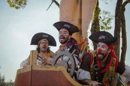 Espet&aacute;culo circense gratuito leva palha&ccedil;os piratas para comunidade no interior