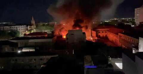 Loja de m&oacute;veis &eacute; destru&iacute;da por inc&ecirc;ndio no Centro de Corumb&aacute;