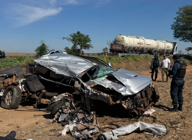 Acidente mata motorista de caminhonete destru&iacute;da por impacto com carreta