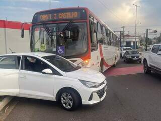 Ônibus arrasta HB20 em rotatória da Orla Morena e complica trânsito Ônibus arrasta HB20 em rotatória da Orla Morena e complica trânsito