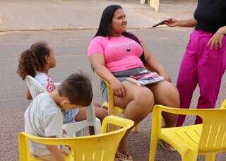 Em bairro sem praça, o que resta é puxar a cadeira para sentar na rua Em bairro sem praça, o que resta é puxar a cadeira para sentar na rua