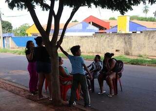 Em bairro sem praça, o que resta é puxar a cadeira para sentar na rua Em bairro sem praça, o que resta é puxar a cadeira para sentar na rua