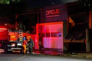 Bombeiros controlam incêndio em loja após quase 3 horas Bombeiros controlam incêndio em loja após quase 3 horas