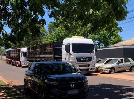 Delegacia ocupa rua com estacionamento a c&eacute;u aberto de carretas do tr&aacute;fico