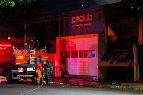 Bombeiros controlam incêndio em loja após quase 3 horas Bombeiros controlam incêndio em loja após quase 3 horas