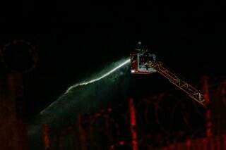 Bombeiros controlam incêndio em loja após quase 3 horas Bombeiros controlam incêndio em loja após quase 3 horas