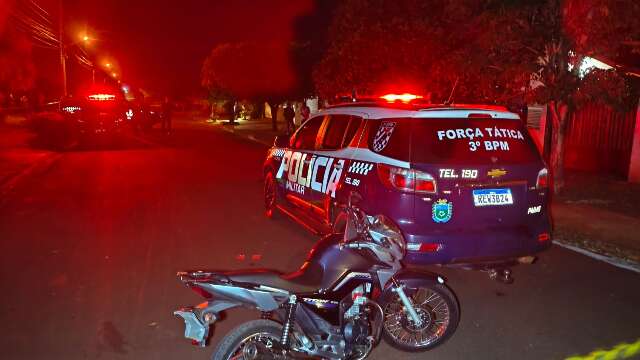 Suspeito de furtar moto morre baleado ao atacar policiais