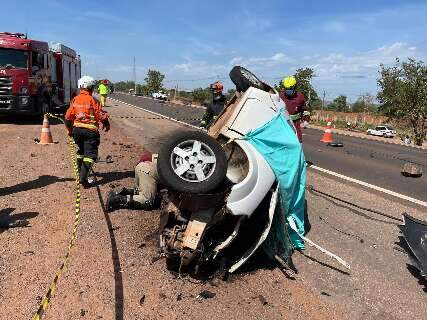 Carro capota ap&oacute;s batida e representante comercial morre na BR-163