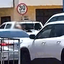 Briga no tr&acirc;nsito tem amea&ccedil;a com faca e batida proposital entre camionetes