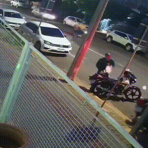 &Ocirc;nibus perde freio, atropela motos e bate em carros no Centro