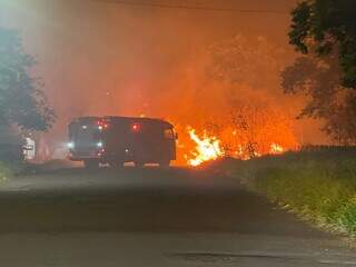 Fogo cerca casa na madrugada e filho salva pai acamado de 96 anos Fogo cerca casa na madrugada e filho salva pai acamado de 96 anos
