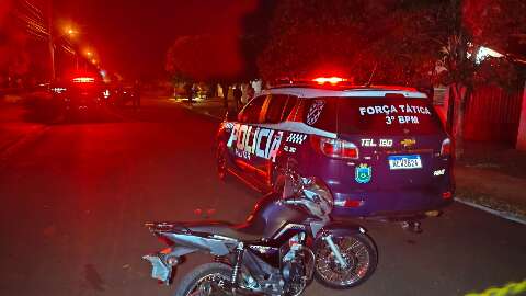 Suspeito de furtar moto morre baleado ap&oacute;s atacar PM com machadinha